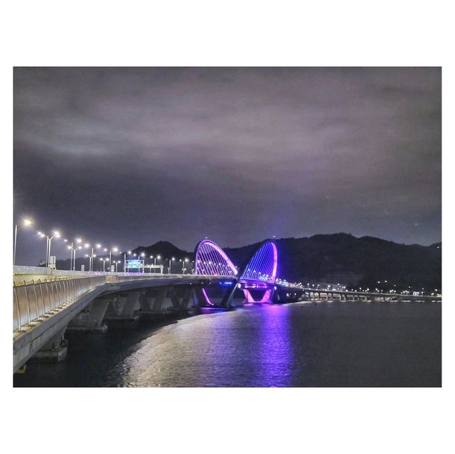 漫步海上高架橋。將軍澳藍隧道跨灣大橋