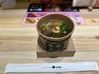 福岡・博多。博多駅で気軽にカウンターでカップもつ鍋が食べられる『YAMAYA BASE (マイング店)』