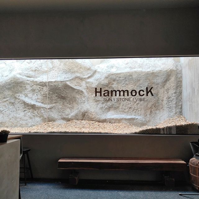 HAMMOCK เช้ามาคาเฟ่ ค่ำๆเท่ห์เป็นบาร์