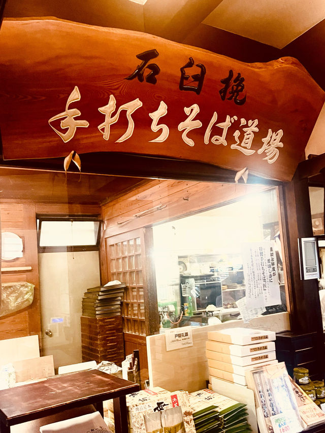【長野県/ 戸隠の三本杉(三本目)を眺めながら食べる戸隠そば】
