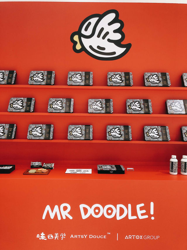 【限量藝術展】Mr Doodle愛情雕塑，遠東百貨信義A13