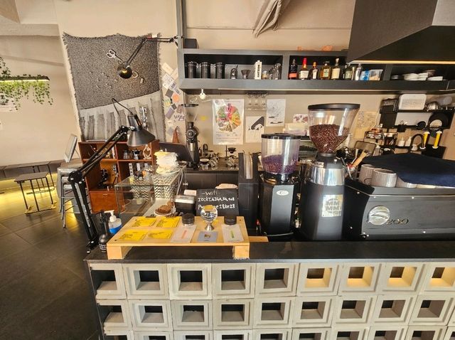 A nice retro cafe at Haebangchon, Cozydomz