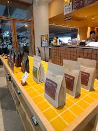 จิบกาแฟ แลรถไฟฟ้า