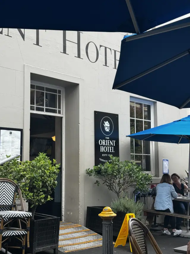 在Orient Hotel的露台上暢飲一瓶葡萄酒