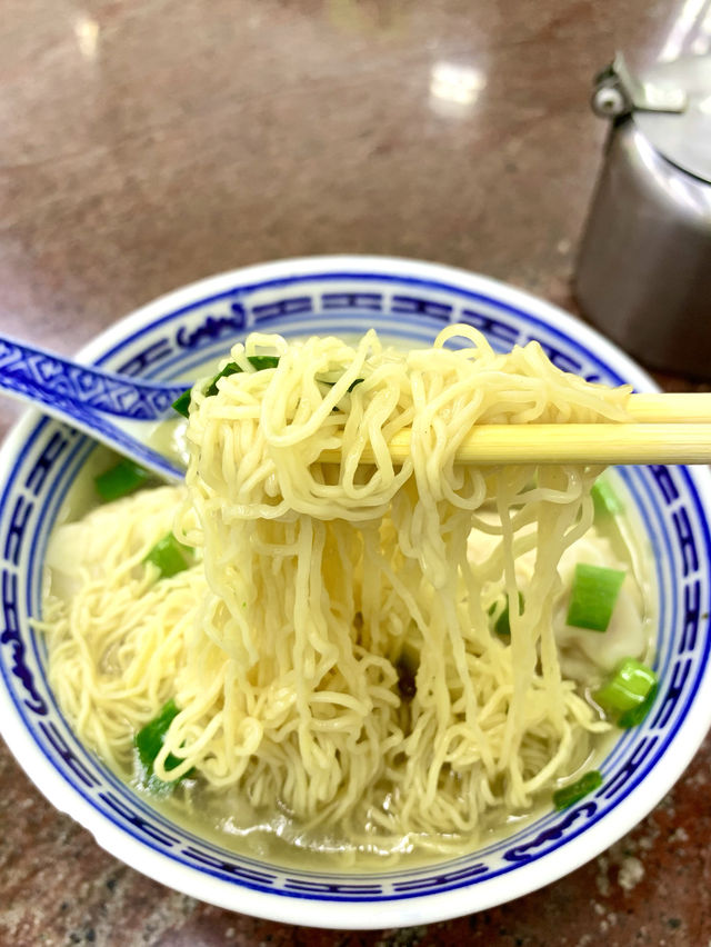 香港　香港観光　香港で絶品のエビワンタン麺を食べるならココ！