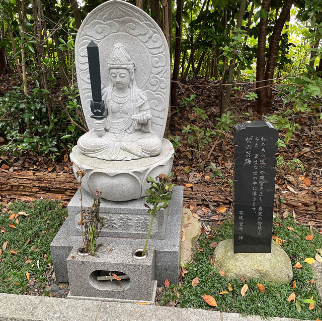 魅力的な庭園のある神社