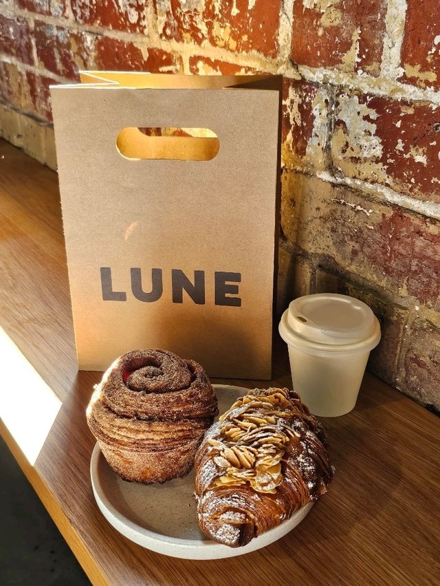 버터향 가득, 바바바삭한 아몬드 크루와상 쫀맛인 룬Lune 🫶