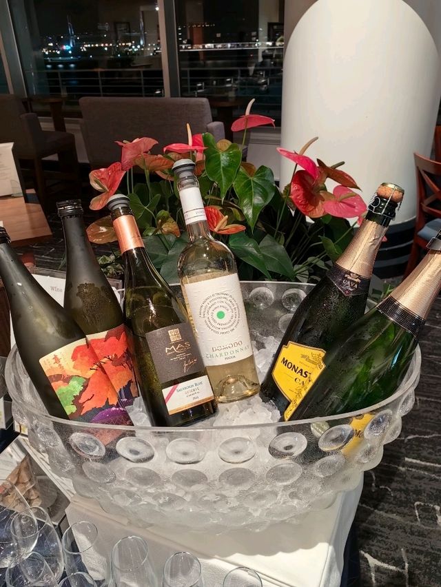 「橫濱洲際酒廊：無限供應飲品，晚上有現做Pizza」