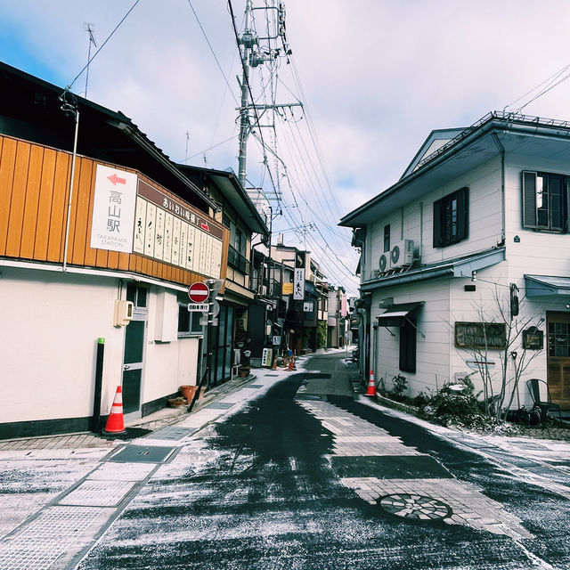 遊走在人文氣息裡，踏著雪白的路