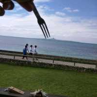 【沖縄】エメラルドビーチの絶景とともに楽しむ、チャハヤブランの沖縄ランチ