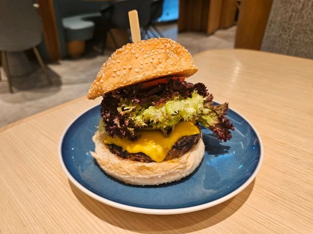 機場新酒店大堂酒廊的休閒晚餐