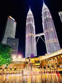 【クアラルンプール🇲🇾】ツインタワーの噴水ショー—幻想的な夜の絶景！ 🌊✨