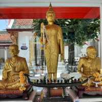 สักการะหลวงพ่อโพธิ์ พระพุทธรูปศิลาสมัยสุโขทัย