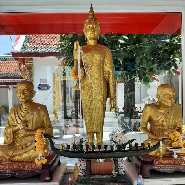 สักการะหลวงพ่อโพธิ์ พระพุทธรูปศิลาสมัยสุโขทัย