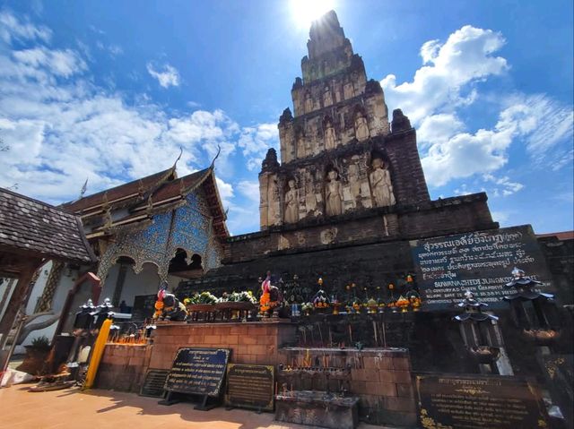 พามากราบสักการะ พระบรมอัฐิพระนางจามเทวี