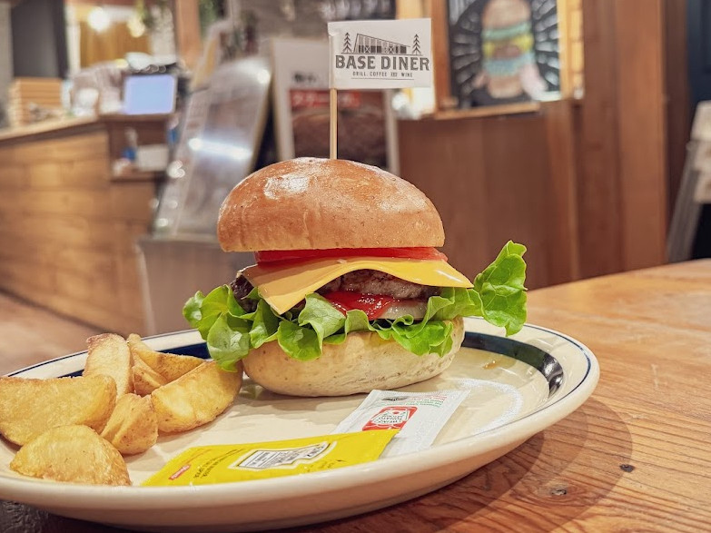 ハンバーガー専門店🤍【BASE DINER(ベースダイナー)】 | Trip.com 熊谷
