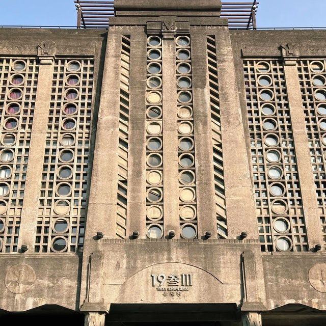 歴史×アートが融合した秘密基地のような空間🧱🎨