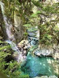 【岐阜】神秘的なエメラルドグリーン😍虹のかかる絶景の滝