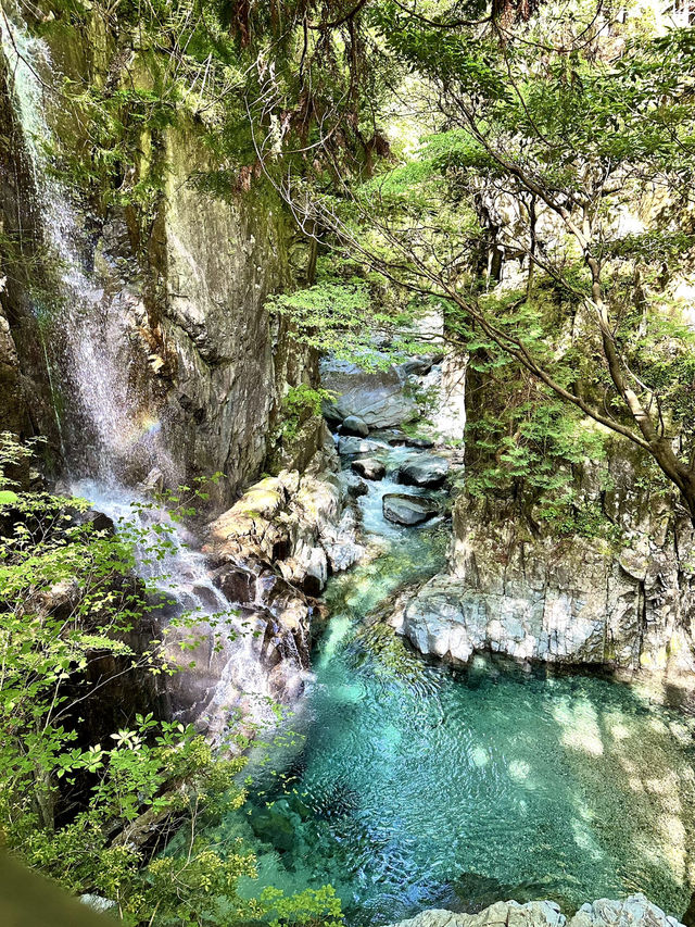 【岐阜】神秘的なエメラルドグリーン😍虹のかかる絶景の滝