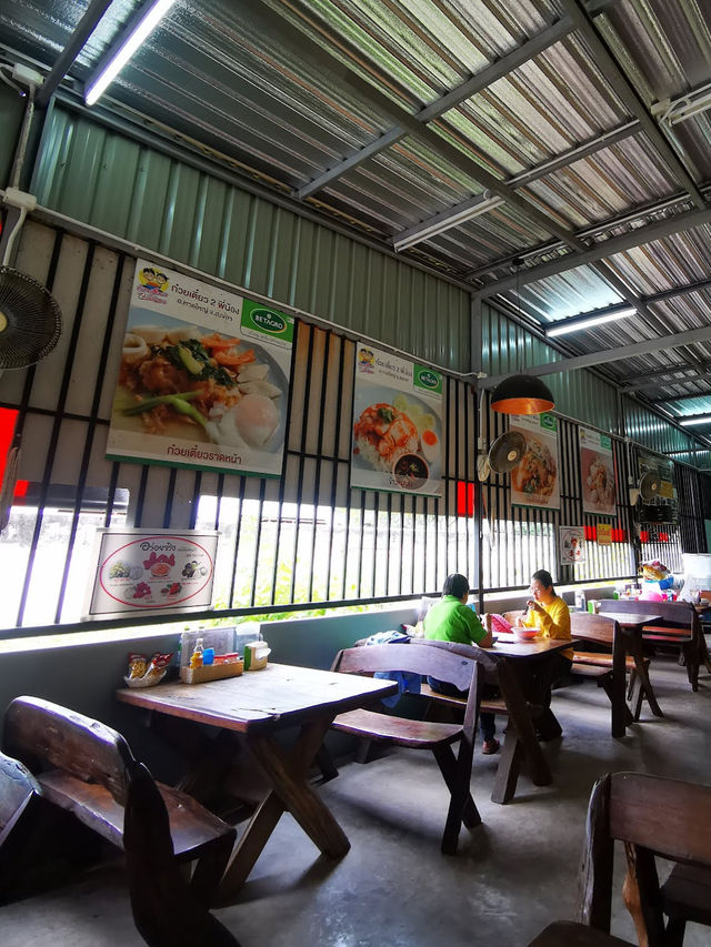 Small Local shop - 2 Pee Nong Duck Noodle