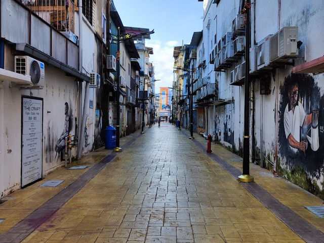Kluang Street Art Safari: Hunting Murals & Munching Kaya Toast" 🎨🚶♀️☕