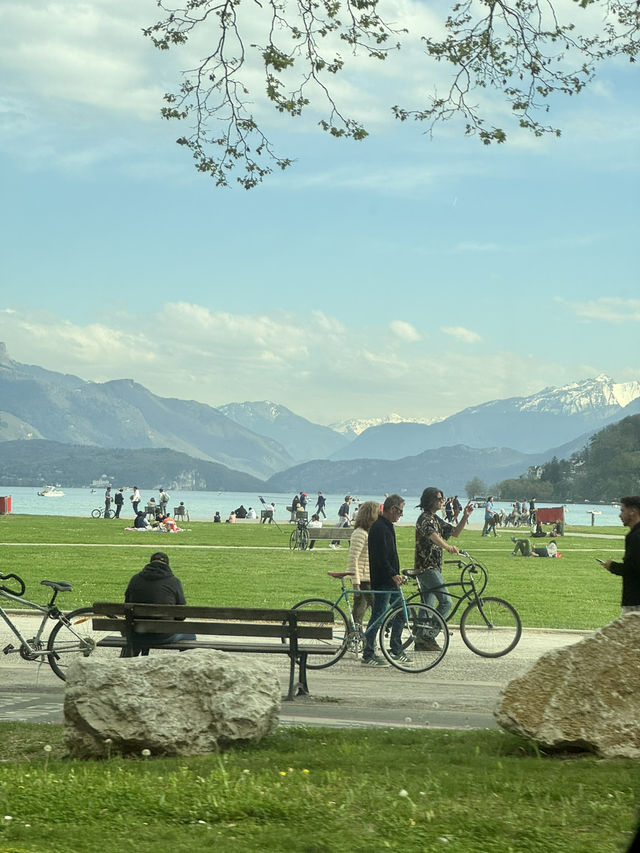 ทะเลสาบ Annecy (Lac d’Annecy) สวยเหมือนเดินบนเมฆ