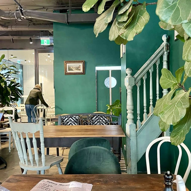 🇦🇺 植物とアンティークに囲まれた温室風のインテリアカフェ