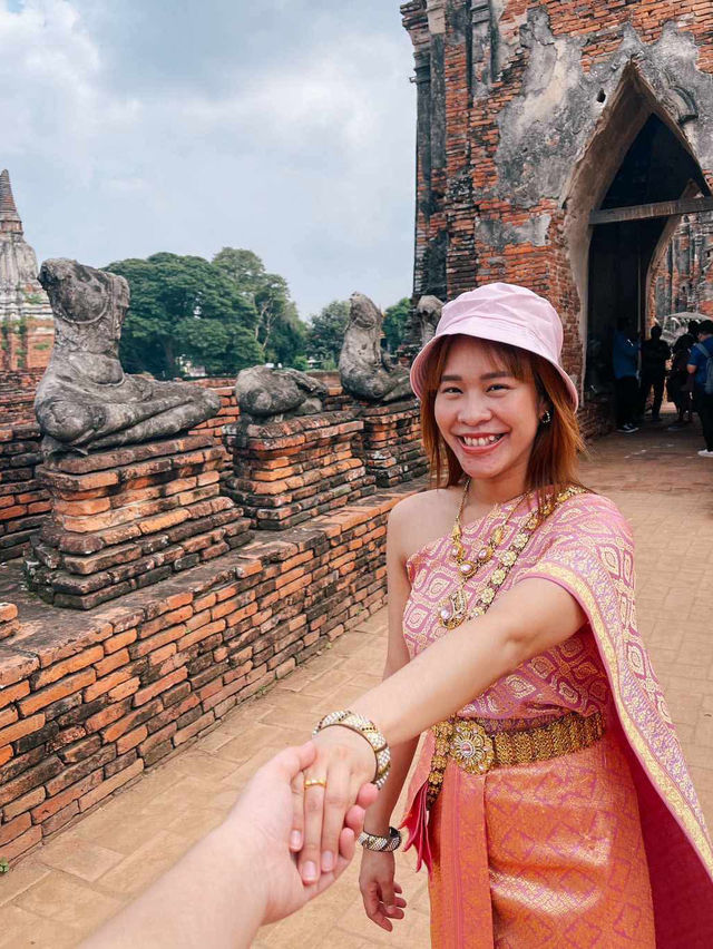 ใส่ชุดไทยเที่ยววัดอยุธยา ได้บุญได้รูปสวย
