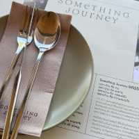 Something Journey : คาเฟ่และร้านอาหารริมทะเลสาบ