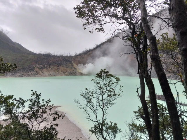 Kawah Putih on a Rainy Day: A Mysterious Volcanic Lake Journey ⛈️🌿