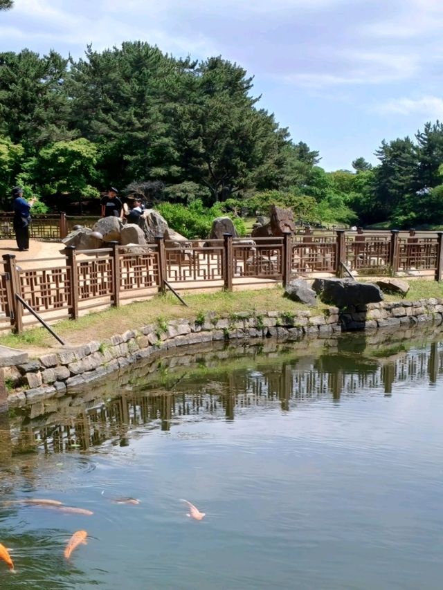 고요한 호숫가 따라 걷는 산책 한 모금
