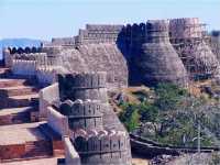 🏯 Kumbhalgarh: The Fortress That Touched the Sky and Echoed a Kingdom’s Spirit