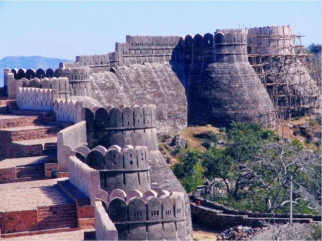 🏯 Kumbhalgarh: The Fortress That Touched the Sky and Echoed a Kingdom’s Spirit