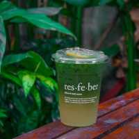คาเฟ่เล็กๆในสวนบรรยากาศสุดชิลล์ร่มรื่น นั่งจิบกาแฟ