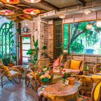 คาเฟ่และร้านอาหาร Vibe ดีริมสระบัวร่มรื่น