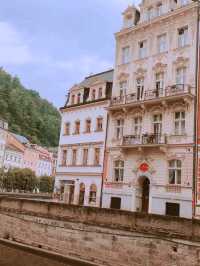 คาร์โรวี วารี เมืองสีพาสเทลกลางหุบเขาอันสวยงาม