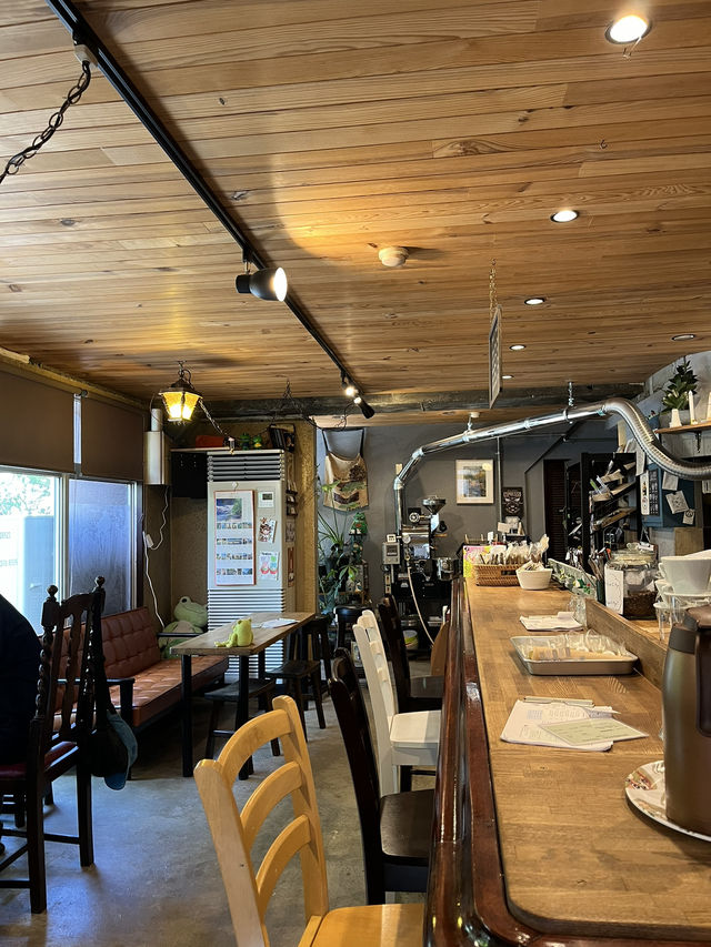 Cute little “frog cafe” 