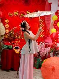 Quán cà phê trang trí Tết với khu vườn cùng hồ cá Koi siêu xinh ngay tại Tân Phú  