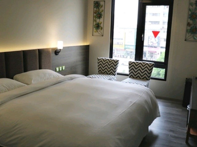 Hotel Z 台中低調奢華系旅店推薦！走路5分鐘到夜市、歐舒丹沐浴品＆電動床超有貴婦感！