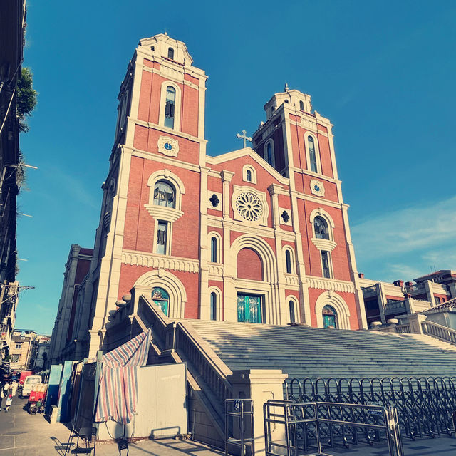 Divine & Delicious: A Solo Trip to Xiamen’s Catholic Church & Eighth Market