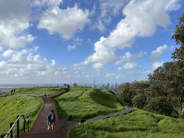 🌋 Maungawhau / Mount Eden｜城市裡的火山之巔 