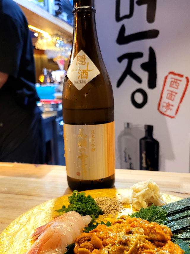 좋은 음식과 술은 사람을 기쁘게 합니다.