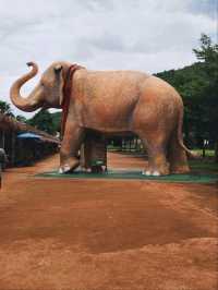 กราบสักการะ หลวงพ่อทวดเขาใหญ่ ที่พุทธอุทยาน