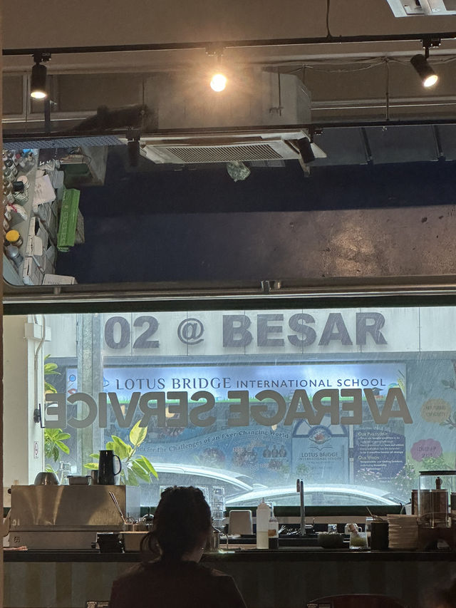 Discovering “Average Service”: A Trendy Café Experience in Singapore 🇸🇬 