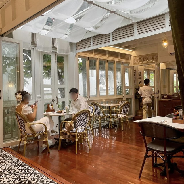 リノベーションされた古い建物を活かしたおしゃれなカフェ＆バー🇹🇭