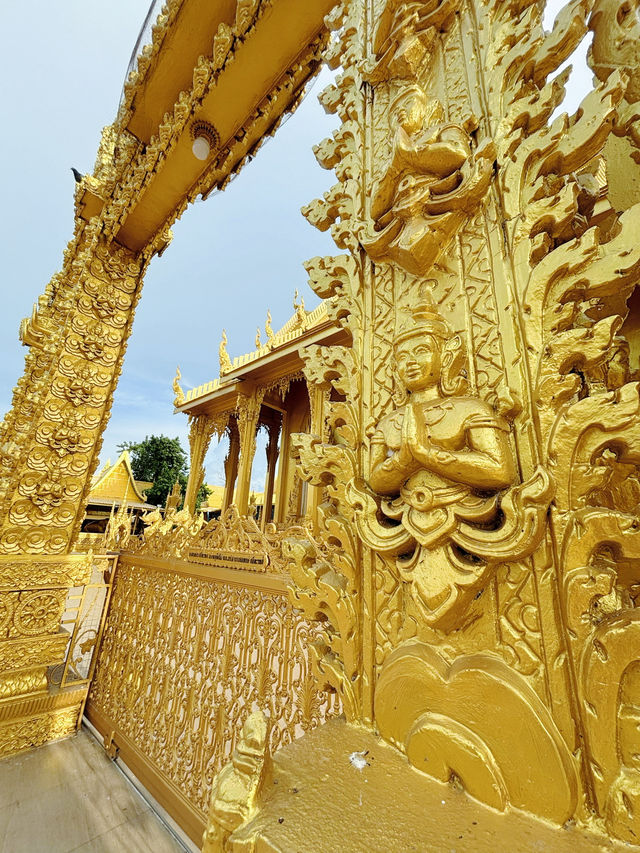พระอุโบสถสีทอง วัดปากน้ำโจ้โล้ ฉะเชิงเทรา