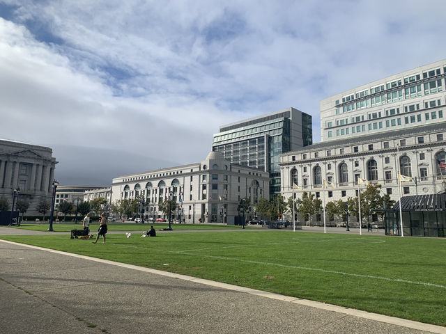 舊金山市政廳｜金頂圓頂建築的政治與藝術殿堂 🏛️