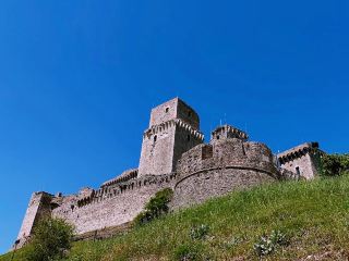 Assisi: A Solo Traveler’s Spiritual & Scenic Sanctuary! ✨🏰 #UmbrianDream