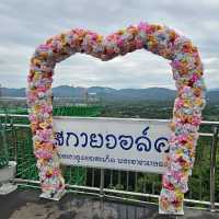 กราบพระธาตุ เดินชมสกายวอล์ก - วัดพระธาตุดอยสะเก็ด