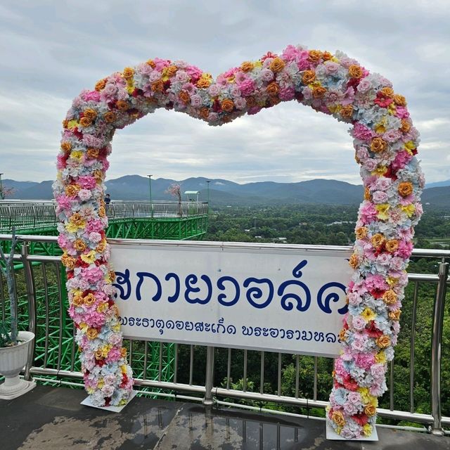 กราบพระธาตุ เดินชมสกายวอล์ก - วัดพระธาตุดอยสะเก็ด
